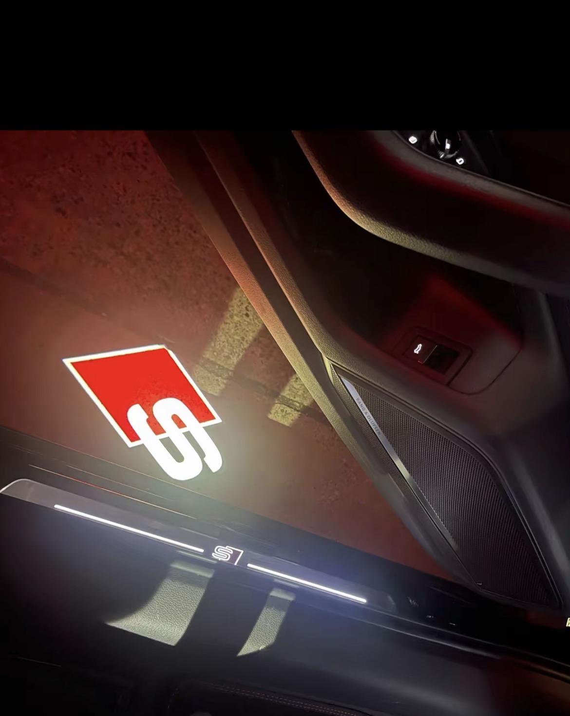 Installation de projecteur logo portière